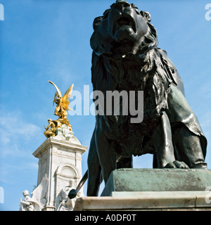 Löwen-Statue an der Ecke von Queen Victoria Monument vor Buckingham Palace London UK Stockfoto