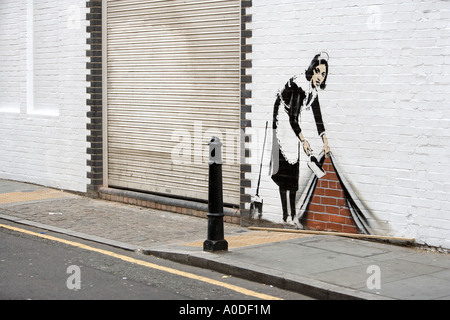 Street-Art durch die Atrist Banksy in Camden London 2006 mit dem Titel Zimmermädchen Stockfoto