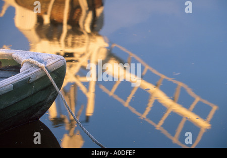 FROST BEDECKT REED FRÄSER BOOT, SPIEGELT SICH IN DEN FLUSS ANT, Segel, einer Windmühle, wie Hügel, NORFOLK EAST ANGLIA ENGLAND Stockfoto