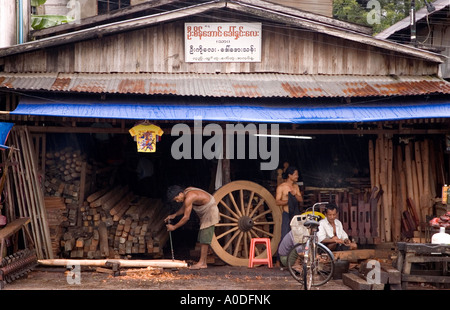 Stock Foto von einer Werkstatt Hand machen Ochsenkarren am Main street von Bago in Myanmar
