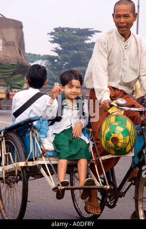 Stock Foto von Kindern Reiten in einer Rikscha in Bago in Myanmar Stockfoto