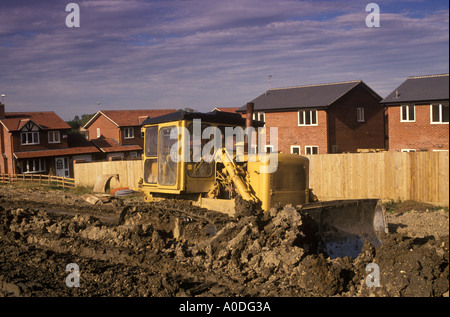 In den 1980er Jahren wurde ein neues Wohngut in Großbritannien am Rande der neuen Stadt Corby in Northamptonshire gebaut. Regeneration von Corby, einem Grünfeld, das in Vorbereitung ist. 1981 Stockfoto