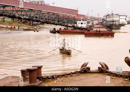 Stock Foto von einem Fähranleger mit Passagieren auf dem Yangon Fluss in Myanmar 2006 Stockfoto