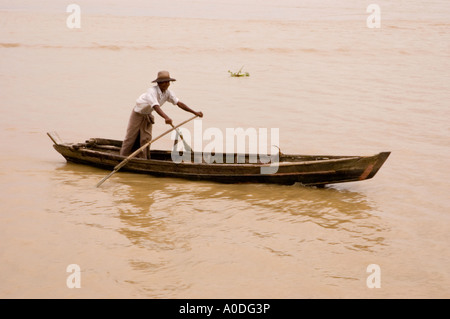 Stock Foto eines Mannes Rudern ein kleines Holzboot auf dem Yangon Fluss in Myanmar 2006 Stockfoto