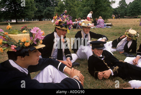 Eton Schüler Eton College Schüler Schüler 4. Juni Feiern Eltern Day Boys rudern auf dem Fluss Windsor Berkshire 1980er Jahre 1985 UK HOMER SYKES Stockfoto