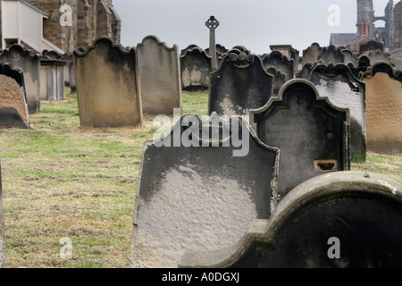 Verwitterte Grabsteine auf dem Friedhof von Whitby Abbey, Yorkshire, Stockfoto