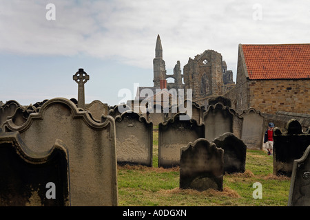 Verwitterte Grabsteine auf dem Friedhof von Whitby Abbey, Yorkshire, Stockfoto