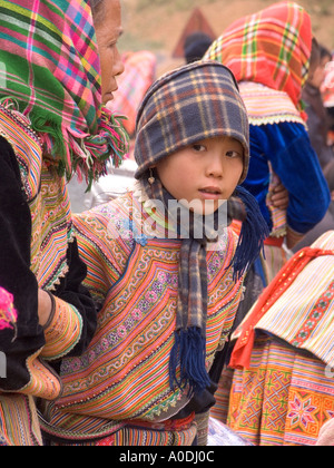 Vietnam kann Cau Blume H Mong Minderheit Bergvolk Markt junges Mädchen tragen traditionelle gewebte besticktem Samtjacke Stockfoto