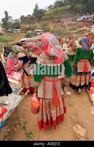 Vietnam Nordwesten können Cau Blume H Mong Minderheit Bergvolk Markt Rückseite Frau Stockfoto