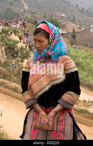 Vietnam Nordwesten können Cau Blume H Mong Minderheit Bergvolk Frau über dem Markt Stockfoto