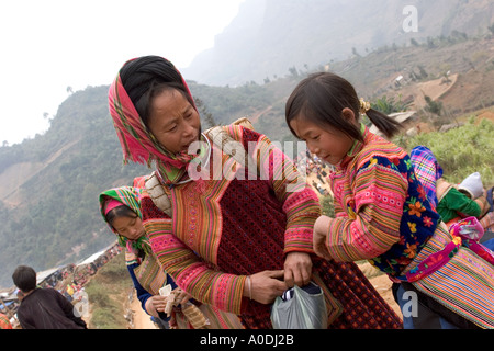 Vietnam kann Cau Flower Hmong Hilltribe Markt alte Frau und junges Mädchen tragen Schal gewebt und bestickte Samtjacke Stockfoto