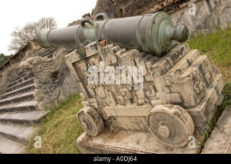 Vietnam Hue Zitadelle Imperial Gehäuse Kanone bewachten Gelände des Kaiser Palast zerstört 1947 Abdankung des Kaisers Stockfoto