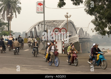 Vietnam Hue Trang Tien Brücke über dem Parfüm-Fluss mit Motorradverkehr Stockfoto