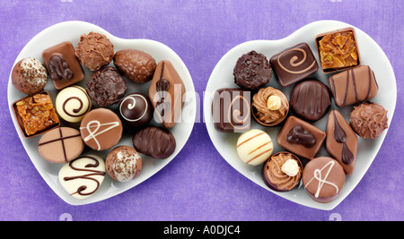 BELGISCHE PRALINEN IN HERZ GEFORMTEN GERICHTE Stockfoto