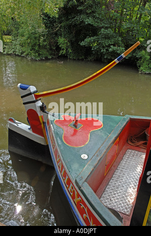 Hell eingerichtete Tiller und Achterdeck des schmalen Boot am Kennet & Avon Kanal, Kintbury, Berkshire, England UK Stockfoto