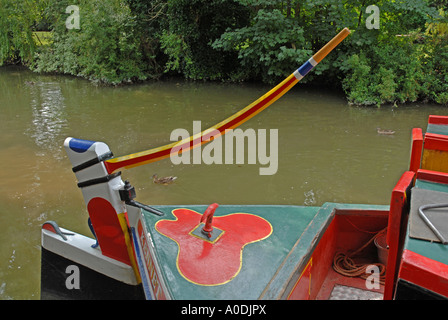 Hell eingerichtete Tiller und Achterdeck des schmalen Boot am Kennet & Avon Kanal, Kintbury, Berkshire, England UK Stockfoto