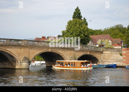 Unterquerung der Brücke bei Henley-on-Thames, Oxfordshire, England UK mit Leander Club jenseits Vergnügungsdampfer Stockfoto