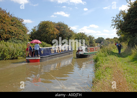 Zwei schmale Boote Weitergabe einander Kennet & Avon canal in Wiltshire, England UK Stockfoto