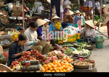 Vietnam Hoi An alten Stadt zentrale Zentralmarkt Blume Gemüse- und Blumenanbau Obstverkäufer Stockfoto