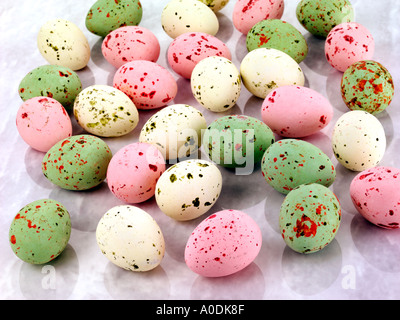 GESPRENKELTE OSTEREIER AUF MARMOR Stockfoto