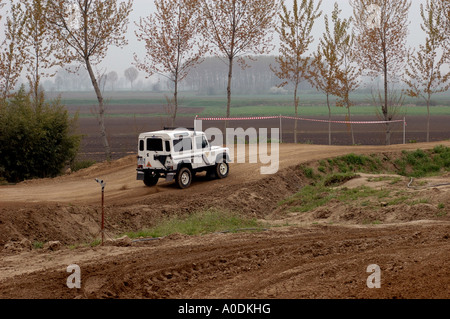 Tele Aufnahme von weißen kurzen Chassis Land Rover Defender 90 Serie auf einer Rennstrecke Teilnahme an einer sonntag Motorsport-Herausforderung Stockfoto