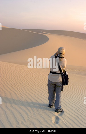 Vietnam-Mui Ne weiße Sanddünen Frau Touristen fotografieren wellige Sand bei Sonnenaufgang Stockfoto