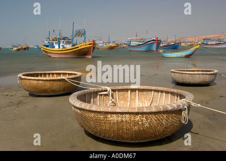 Fischerdorf Mui Ne Vietnam Thuyen Thung Coracle wie kleine Runde Boote am Gewässerrand Stockfoto