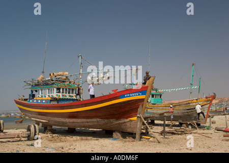 Vietnam-Mui Ne Fishing Village Angeln Boote repariert am Strand Stockfoto