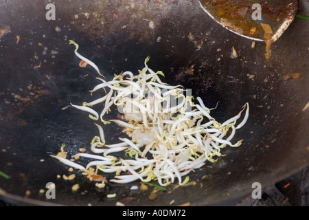 Am Straßenrand Essen Hawker vorbereiten gebratene Reisnudeln Char Kway Teow in Tanjung Bungah Penang Stockfoto