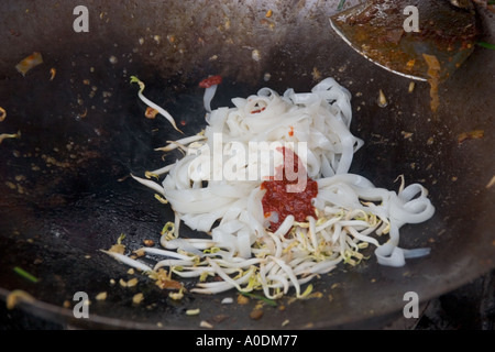 Am Straßenrand Essen Hawker vorbereiten gebratene Reisnudeln Char Kway Teow in Tanjung Bungah Penang Stockfoto