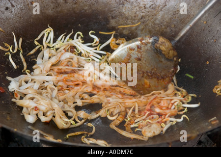 Am Straßenrand Essen Hawker vorbereiten gebratene Reisnudeln Char Kway Teow in Tanjung Bungah Penang Stockfoto