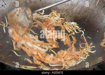 Am Straßenrand Essen Hawker vorbereiten gebratene Reisnudeln Char Kway Teow in Tanjung Bungah Penang Stockfoto