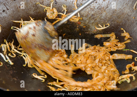 Am Straßenrand Essen Hawker vorbereiten gebratene Reisnudeln Char Kway Teow in Tanjung Bungah Penang Stockfoto