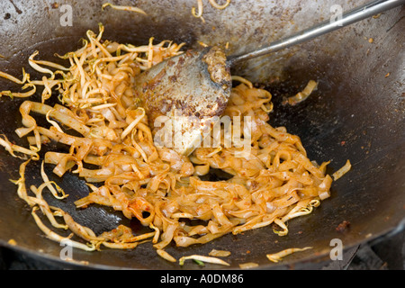 Am Straßenrand Essen Hawker vorbereiten gebratene Reisnudeln Char Kway Teow in Tanjung Bungah Penang Stockfoto