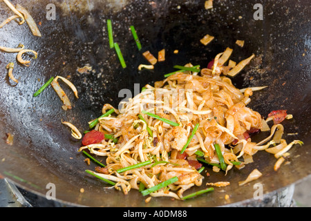 Am Straßenrand Essen Hawker vorbereiten gebratene Reisnudeln Char Kway Teow in Tanjung Bungah Penang Stockfoto