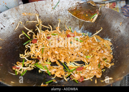 Am Straßenrand Essen Hawker vorbereiten gebratene Reisnudeln Char Kway Teow in Tanjung Bungah Penang Stockfoto