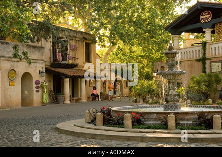 Fontäne und Hof in Tlaquepaque Arts Crafts Shopping Center in Sedona Arizona Stockfoto