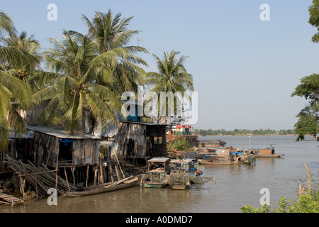 Vietnam Süd Mekong Delta Long Xuyen Riverside Pfahlbauten und kleine lokale Boote Stockfoto