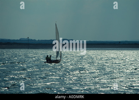 Ein Blick auf zwei Personen segeln in einem beiboot an der Brunnen, Brunnen neben dem Meer, Norfolk, England, Vereinigtes Königreich, Europa. Stockfoto