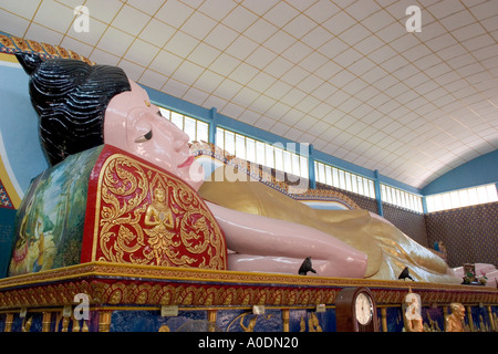 Liegender Buddha am Wat Chaiya Mangkalaram buddhistischen Tempel in George Town, Penang Stockfoto