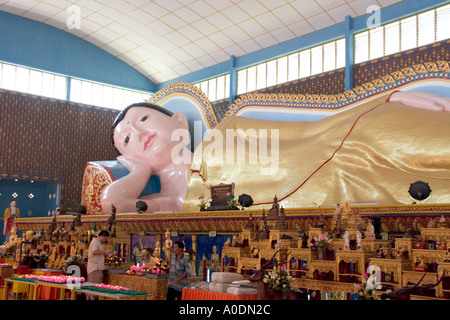 Liegender Buddha am Wat Chaiya Mangkalaram buddhistischen Tempel in George Town, Penang Stockfoto