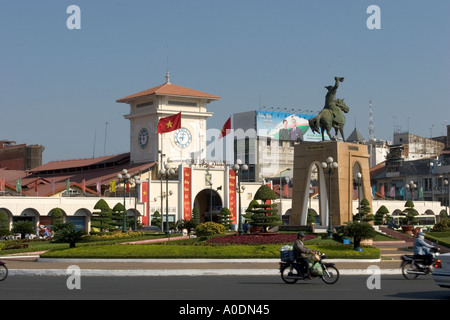 Vietnam Ho Chi Minh Stadt Saigon Ben Thanh Market mit Statue Comemmorating Tran Nguyen Han Stockfoto