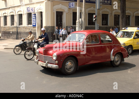 Vietnam Ho Chi Minh Stadt Saigon Transport Kolonialzeit Peugeot Auto in Bewegung Stockfoto