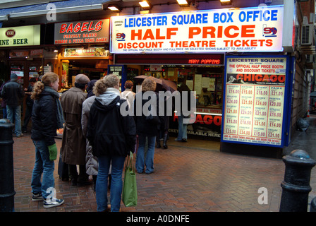 Londoner Leicester Square Abendkasse für Kino und Theater-Tickets mit Rabatt verkaufen Preise Bagel-shop Stockfoto