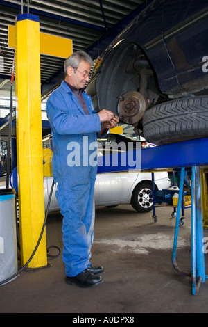 Mann beschäftigt Wagenpflege in garage Stockfoto