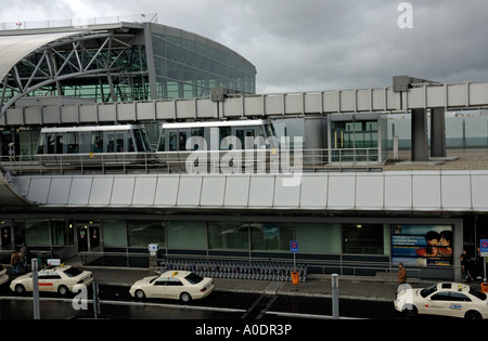 Skytrain, Flughafen Düsseldorf International, Deutschland. Zug von terminal AB. Stockfoto