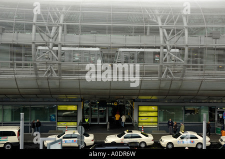 Skytrain, Flughafen Düsseldorf International, Deutschland. Trainieren Sie im Terminalgebäude. Stockfoto