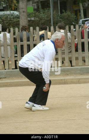 Boule-Spieler genießen Sie eine Spiel in Barcelona Spanien Stockfoto