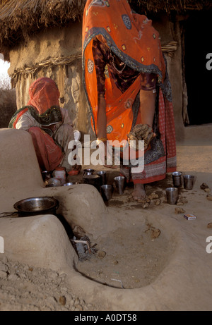 Bishnoi indigene Frauen kochen Indien Rajasthan Wüste Stockfoto