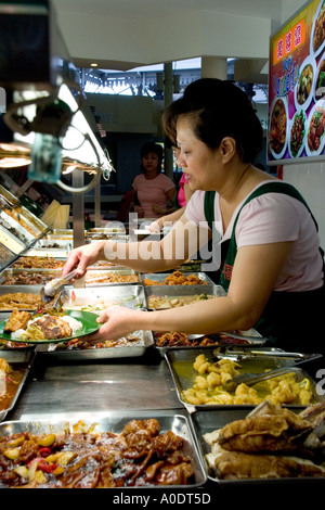 Frau arbeitet an einer Theke in Singapur s SA spektakulärsten Hawker Centre Lau Pa Stockfoto